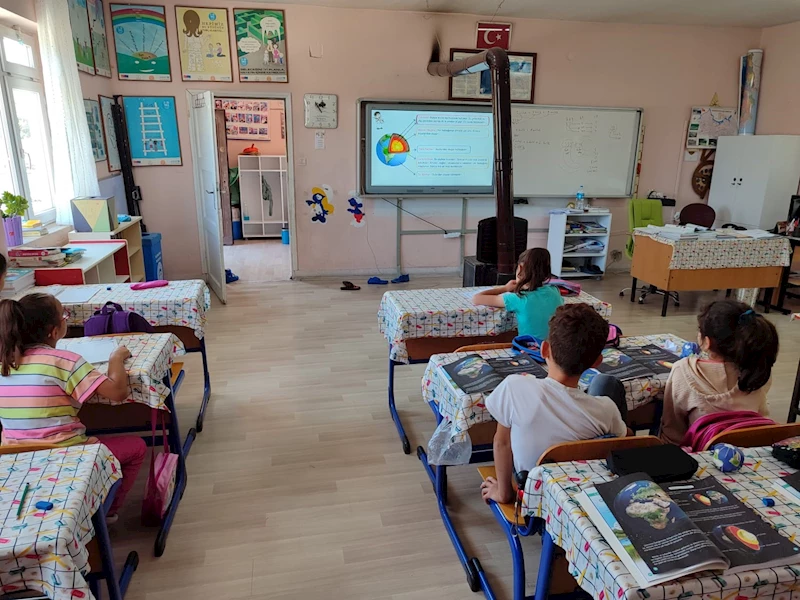 Kırsaldaki birleştirilmiş sınıflı ilkokullara diğer okullardan etkileşimli tahta desteği
