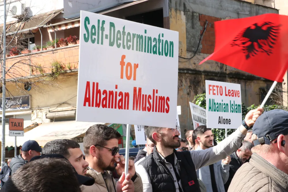 FETÖ tarafından yönetilen Arnavutluk İslam Birliği protesto edildi