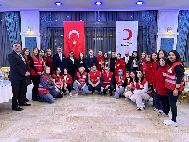 Türk Kızılay Manisa, Dünya Yetimler Günü’nde çocuklara iftar verdi
