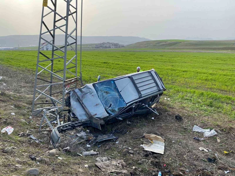 Elazığ’da hafif ticari araç elektrik direğine çarptı: 5 yaralı
