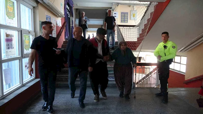 Kozan’da tarihi okullarda seçim heyecanı yaşanıyor
