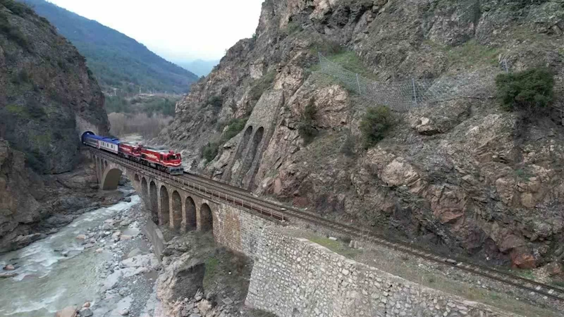 Kara Elmas Ekspresi’nin Bolkuş Demiryolu Köprüsü üzerinden geçişi havadan görüntülendi
