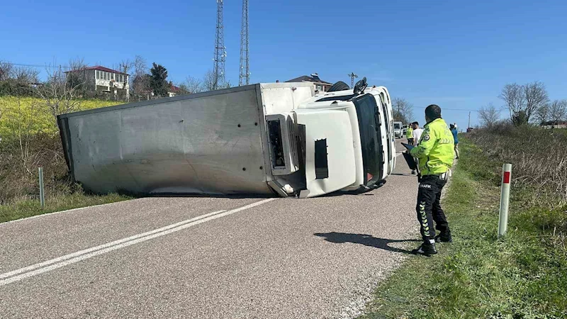 Sinop’ta devrilen kamyonun sürücüsü yaralandı
