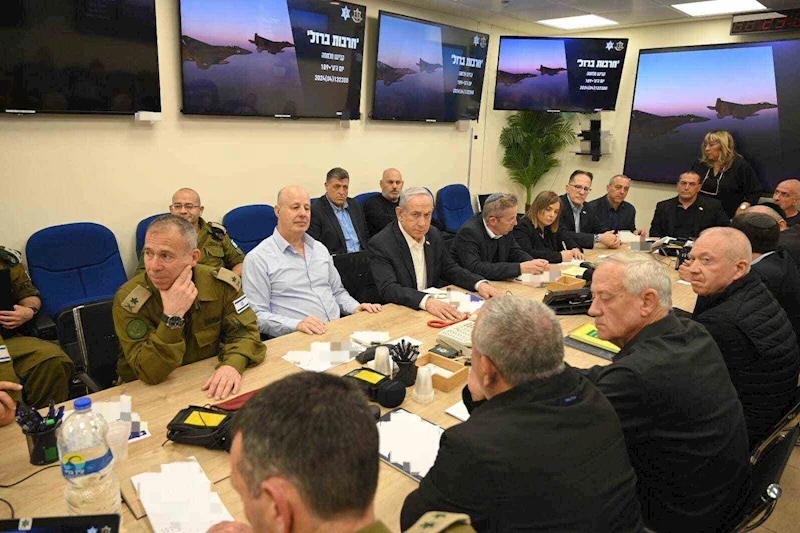 İsrail Başbakanı Binyamin Netanyahu başkanlığında Tel Aviv’deki Kiryat askeri karargahında savaş kabinesi toplantısı başladı. Toplantıya Netanyahu’nun yanı sıra Savunma Bakanı Yoav Gallant, Bakan Benny Gantz, İsrail Genelkurmay Başkanı Herzli Halevi, Ulu