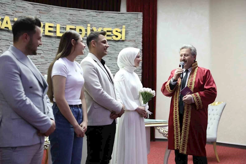 Başkan Palancıoğlu, genç çifte sürpriz yaparak nikâhlarını kıydı
