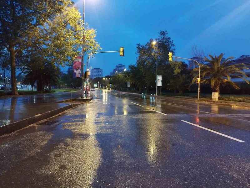 İstanbul’da sabah saatlerinde sağanak yağış etkili oldu

