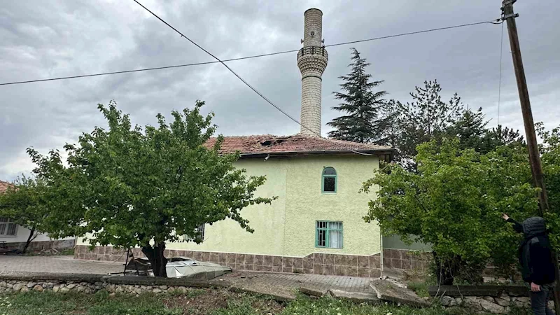 Ankara’da şiddetli rüzgar 2 caminin minaresini yıktı
