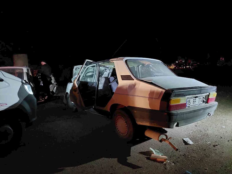 Burdur’da otomobiller kafa kafaya çarpıştı: 1’i çocuk 4 yaralı
