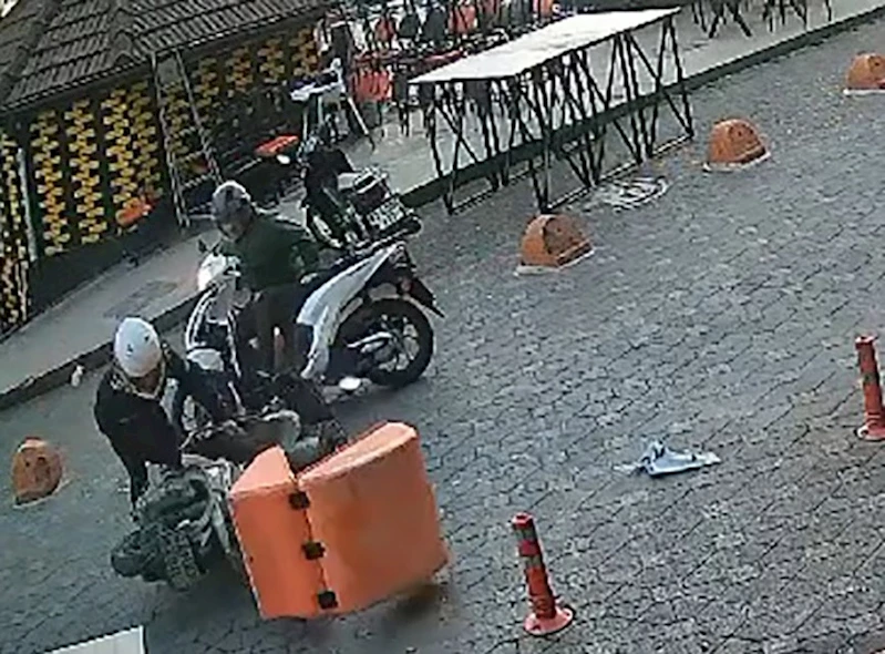 iki motosikletin çarpıştığı kaza anı güvenlik kamerasında
