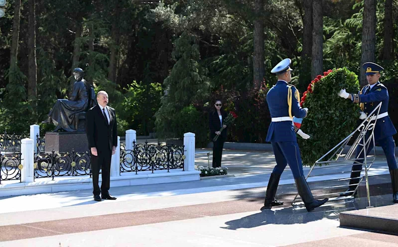 Azerbaycan’ın ulusal lideri Haydar Aliyev 101. doğum gününde mezarı başında anıldı

