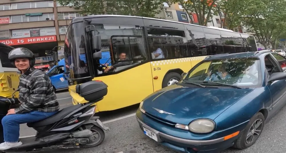 İstanbul’da bir garip kaza: Motosikletine çarpan kişi annesi çıktı