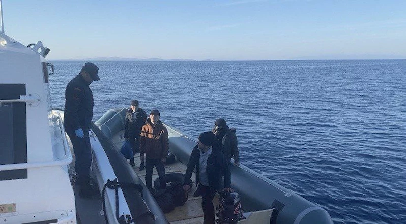 Ayvacık açıklarında arızalanan bottaki 4 kaçak göçmen kurtarıldı
