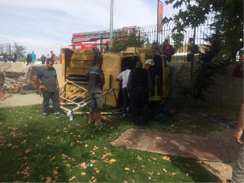 Otomobile çarpan kamyon lunapark bahçesine devrildi: 5 yaralı