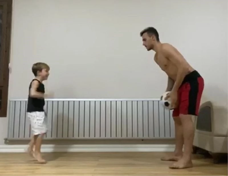 GUSTAVO OĞLUYLA İDMAN YAPIYOR
