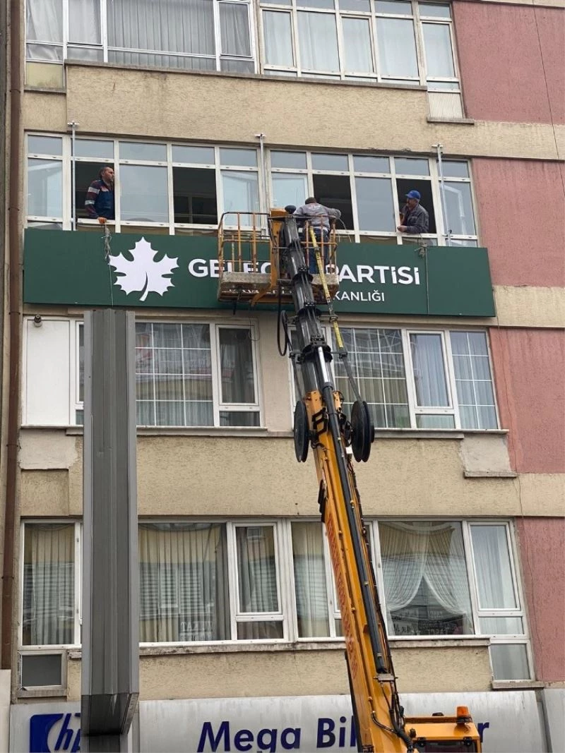 GELECEK PARTİSİ’NİN TABELASI TAKILDI