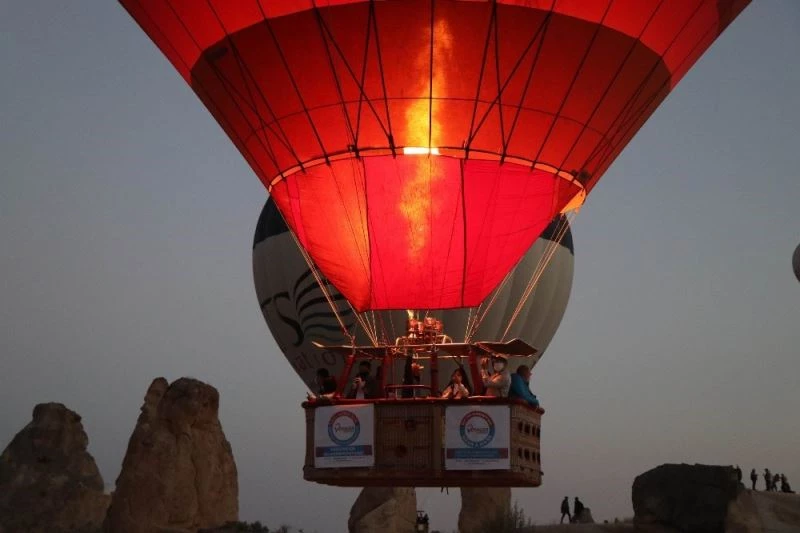 KAPADOKYA’DA BALONLARIN GÖKYÜZÜNDE ŞENLİĞİ BAŞLADI
