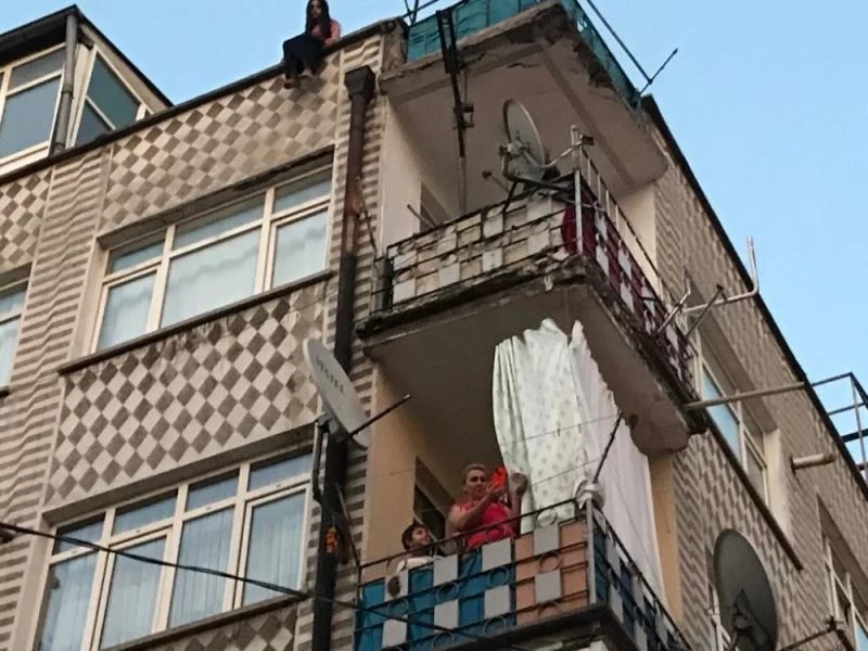 İNTİHARA KALKIŞAN KOMŞUSUNU CEP TELEFONUNDAN CANLI YAYIN YAPTI