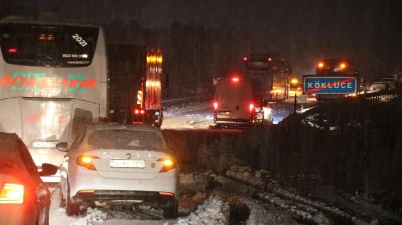Sivas’ta yoğun kar yağışı ulaşımı aksattı