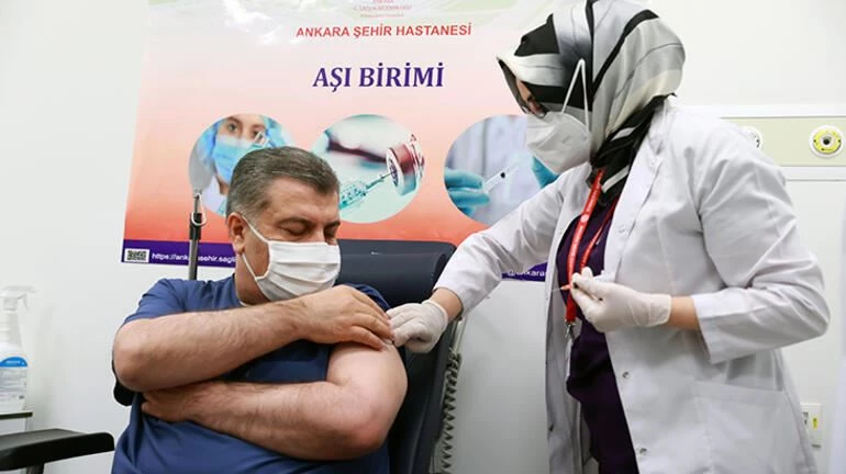 Sağlık Bakanı Koca canlı yayında koronavirüs aşısı oldu