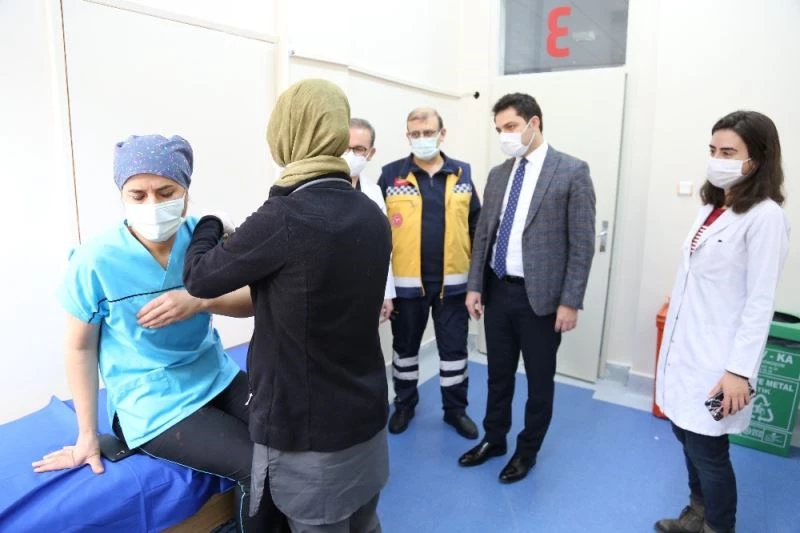 Sivas’ta ilk etapta 10 bin sağlık çalışanına aşı yapılacak 