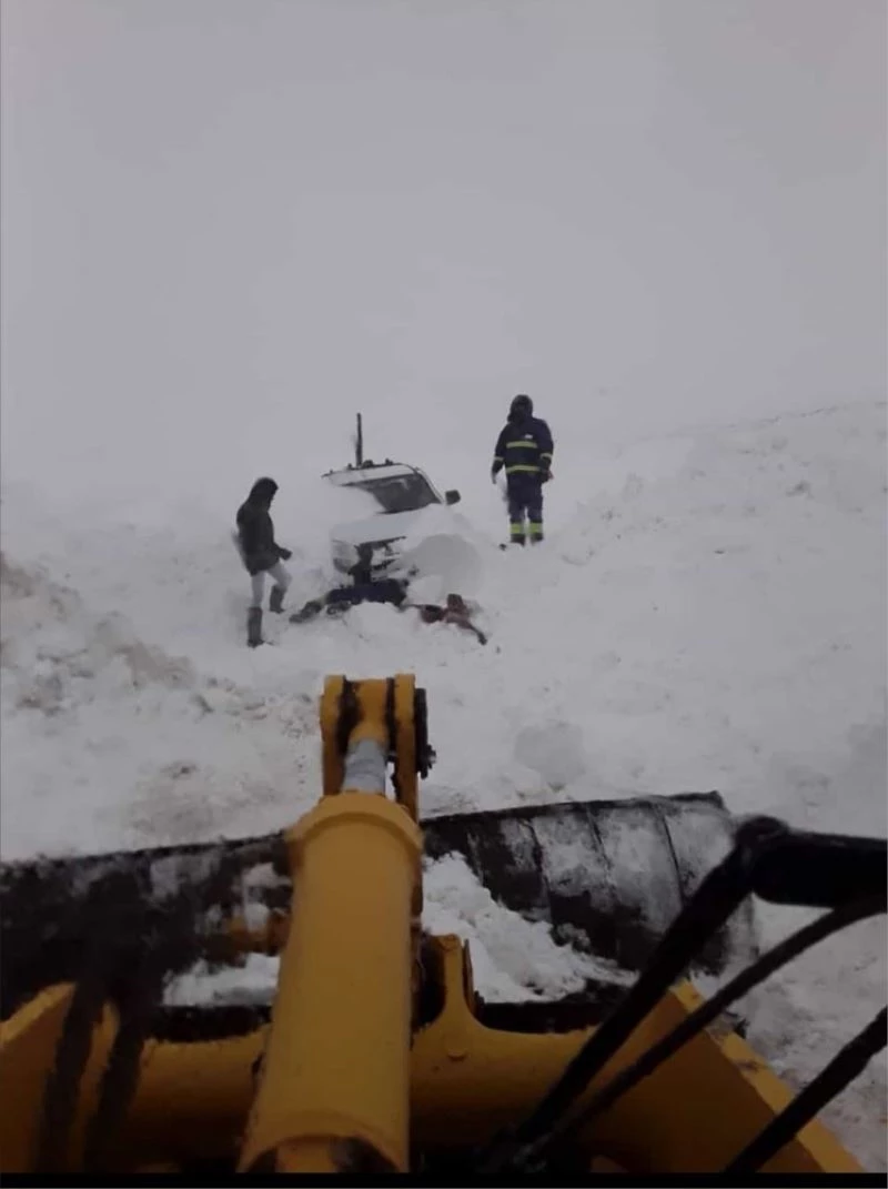 Karda mahsur kalan ÇEDAŞ çalışanları ekiplerce kurtarıldı