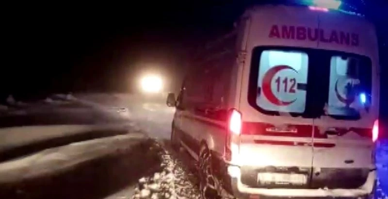 Yolda mahsur kalan ambulansı ekipler kurtardı