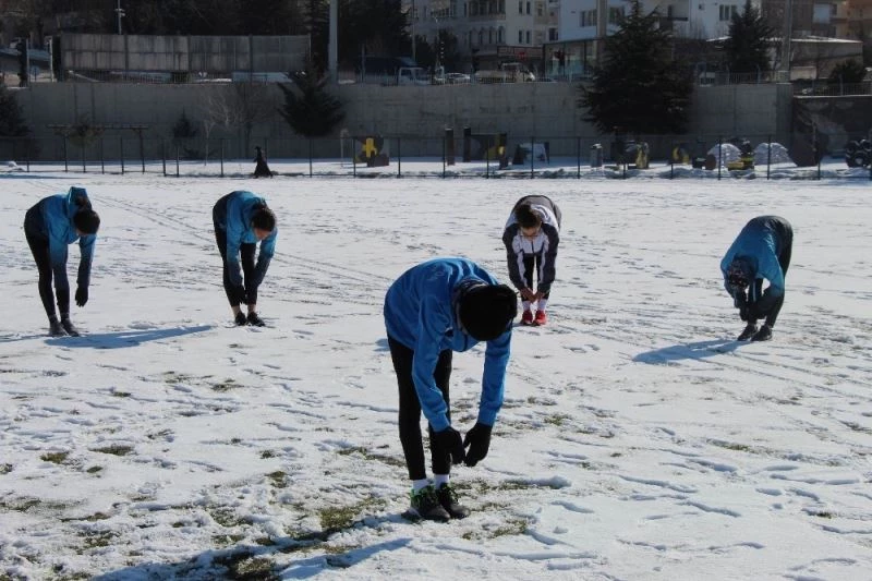 Nevşehirli atletler dondurucu soğukta şampiyonaya hazırlanıyor