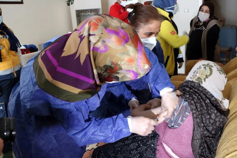 Yozgat’ta 90 yaş üstü vatandaşlar evlerinde aşılanmaya başladı
