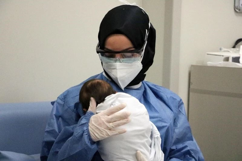 Koronavirüslü yeni doğan bebeklere hemşirelerden anne şefkati