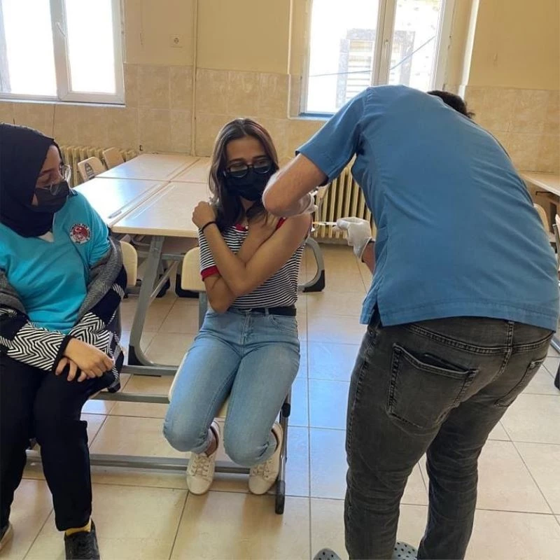 Tomarza’da lise öğrencileri korona virüs aşısı yaptırdı
