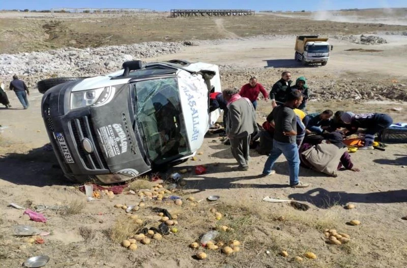 Tarım işçilerini taşıyan minibüs devrildi 12 kişi yaralandı