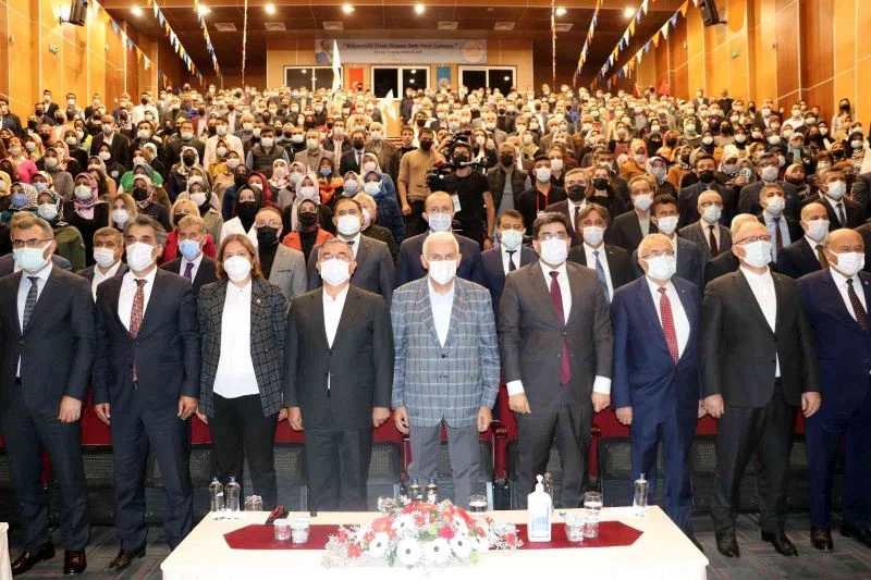 Binali Yıldırım, Sivas’ta AK Parti İl Genişletilmiş Divan Toplantısına katıldı