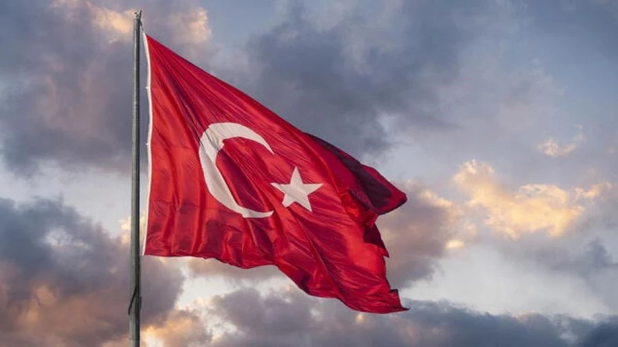 Türkiye’nin en büyük bayrakları en uzun direklerde dalgalandı