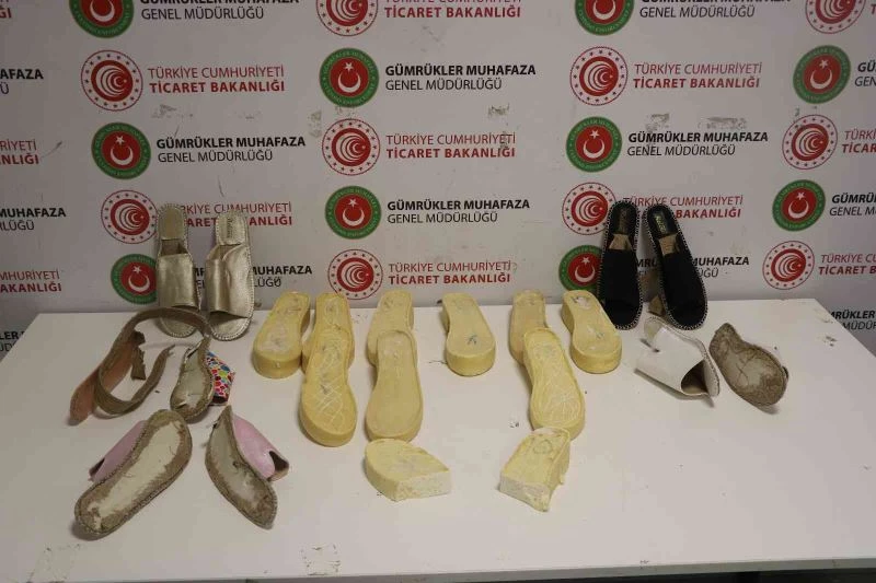 İstanbul Havalimanı’nda kadın terliklerinin içerisine gizlenmiş uyuşturucu yakalandı