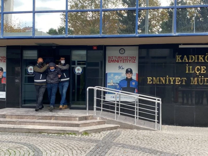 Kadıköy metrosundaki bıçaklı saldırgan adliyeye gönderildi 