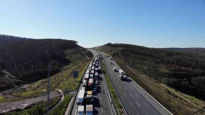 Kuzey Marmara’da Otoyolu’nda tır bariyerlere girdi 4 şerit trafiğe kapatıldı