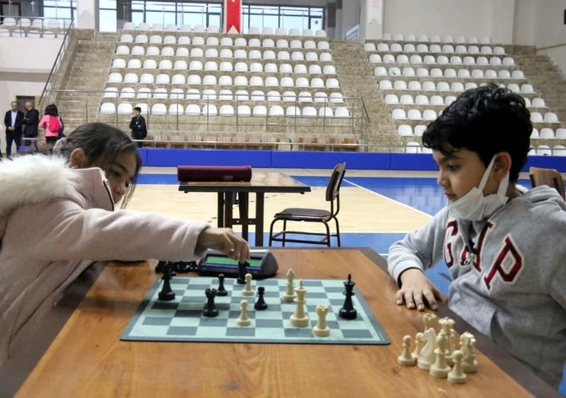 100 sporcu satranç turnuvasında yarıştı