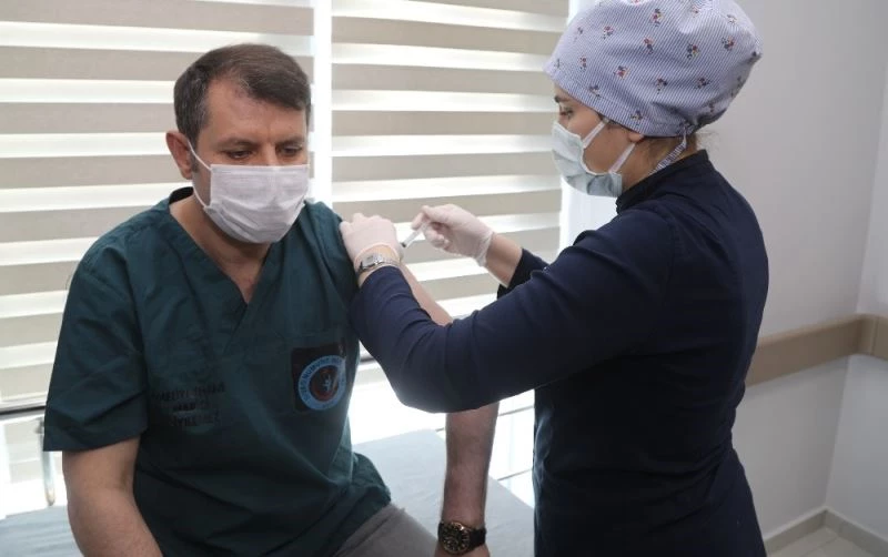Vali Salih Ayhan ilk doz Kovid-19 aşısını oldu