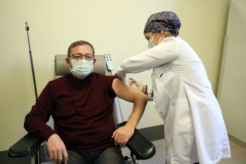 Yozgat’ta protokol şehir hastanesinde aşı oldu 