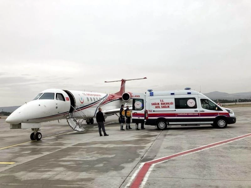 2 bebek uçak ambulanslarla nakledildi 