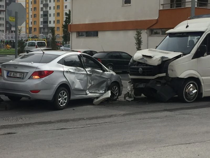 Minibüs şoförünün  kaza yaptığı sürücüye tepkisi kameralara yansıdı 