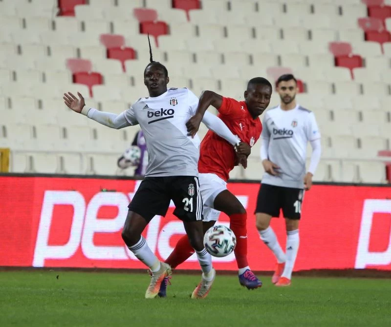 Sivasspor-Beşiktaş karşılaşmasında ilk yarı golsüz geçti 