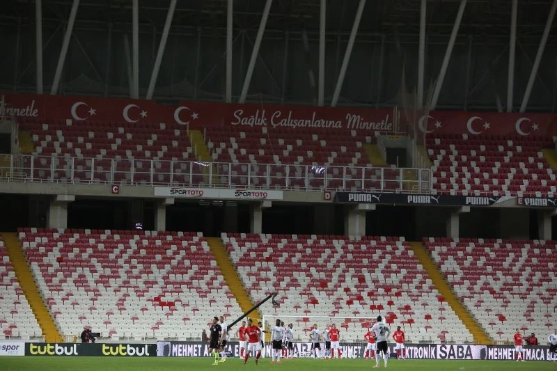 Sivasspor - Beşiktaş maçında ışık problemi 