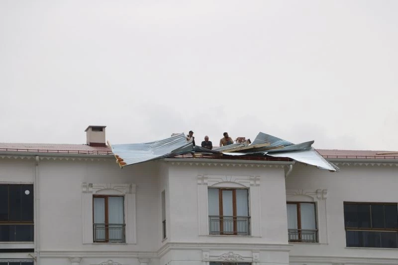 Kuvvetli fırtına bir çok evin çatısını uçurdu 