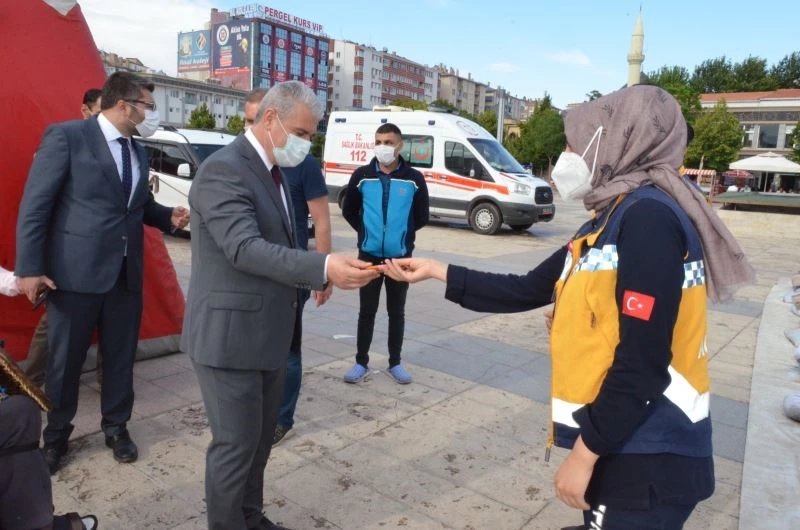 Kırşehir valisi aşı standında çikolata dağıttı