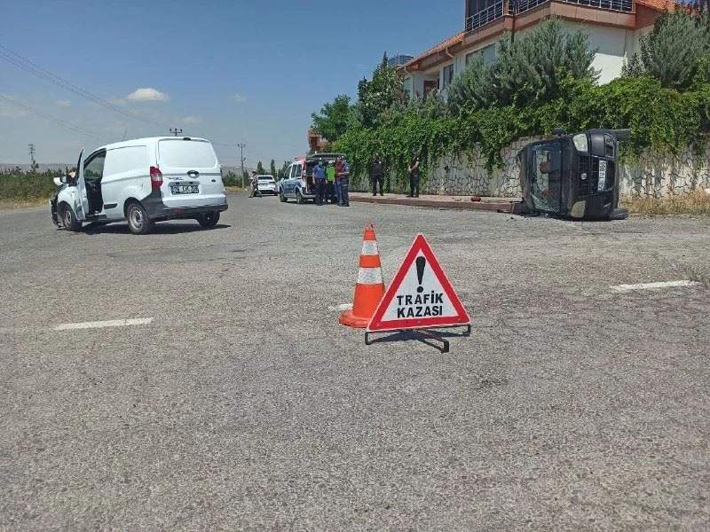 Sivas’ta yaşanan kazada 3 kişi yaralandı 