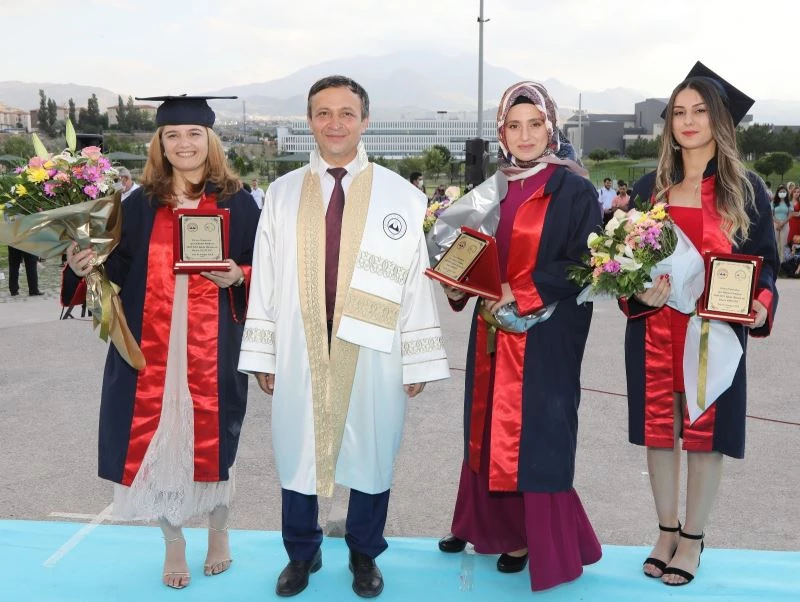 ERÜ Spor Bilimleri Fakültesi 306 öğrenciyi mezun etti