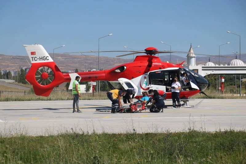 Kalp krizi geçiren vatandaş ambulans helikopterle nakledildi 
