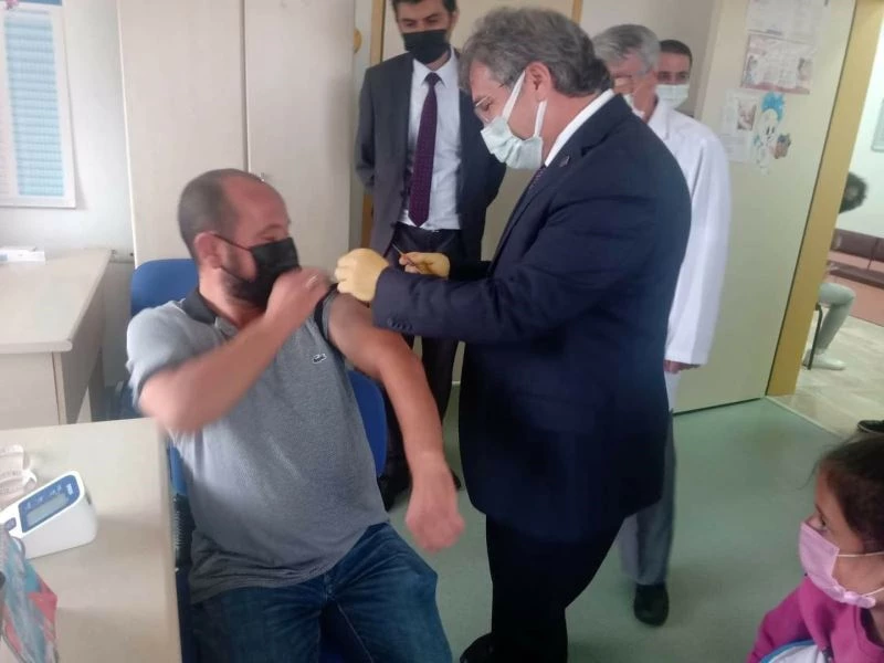 Aşı için gelen vatandaşın aşısını Sağlık Müdürü Benli uyguladı