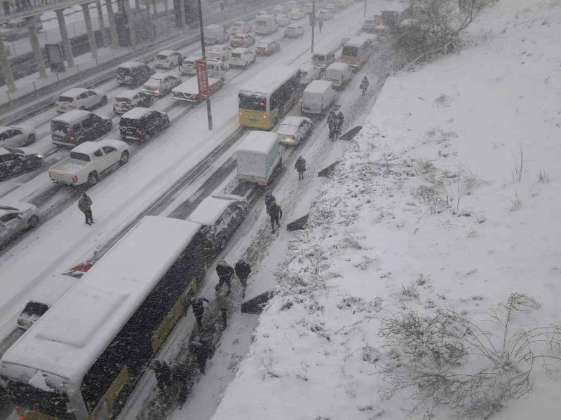 E-5 karayolu Haramidere-Beylikdüzü arası yoğun kar yağışı ve tipi nedeniyle tamamen trafiğe kapandı
